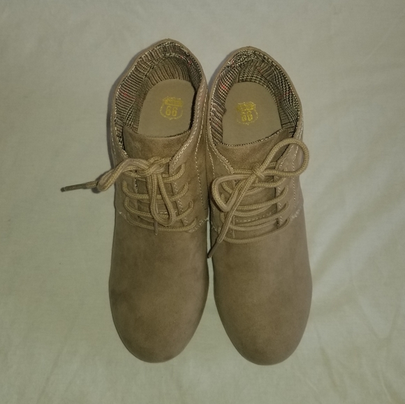 NWOT ROUTE 66 WOMENS EMERSON TAUPE WEDGE BOOTIES - Picture 2 of 10